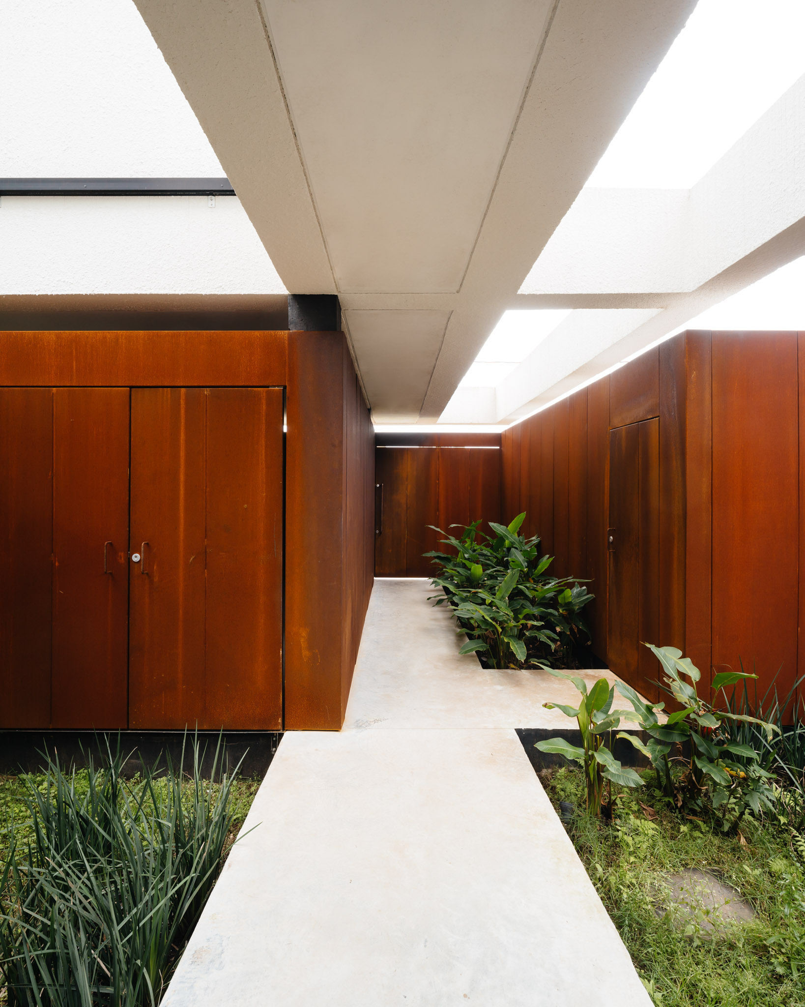 Caiobá House in Matinhos, by Aleph Zero and Estúdio Gustavo Utrabo