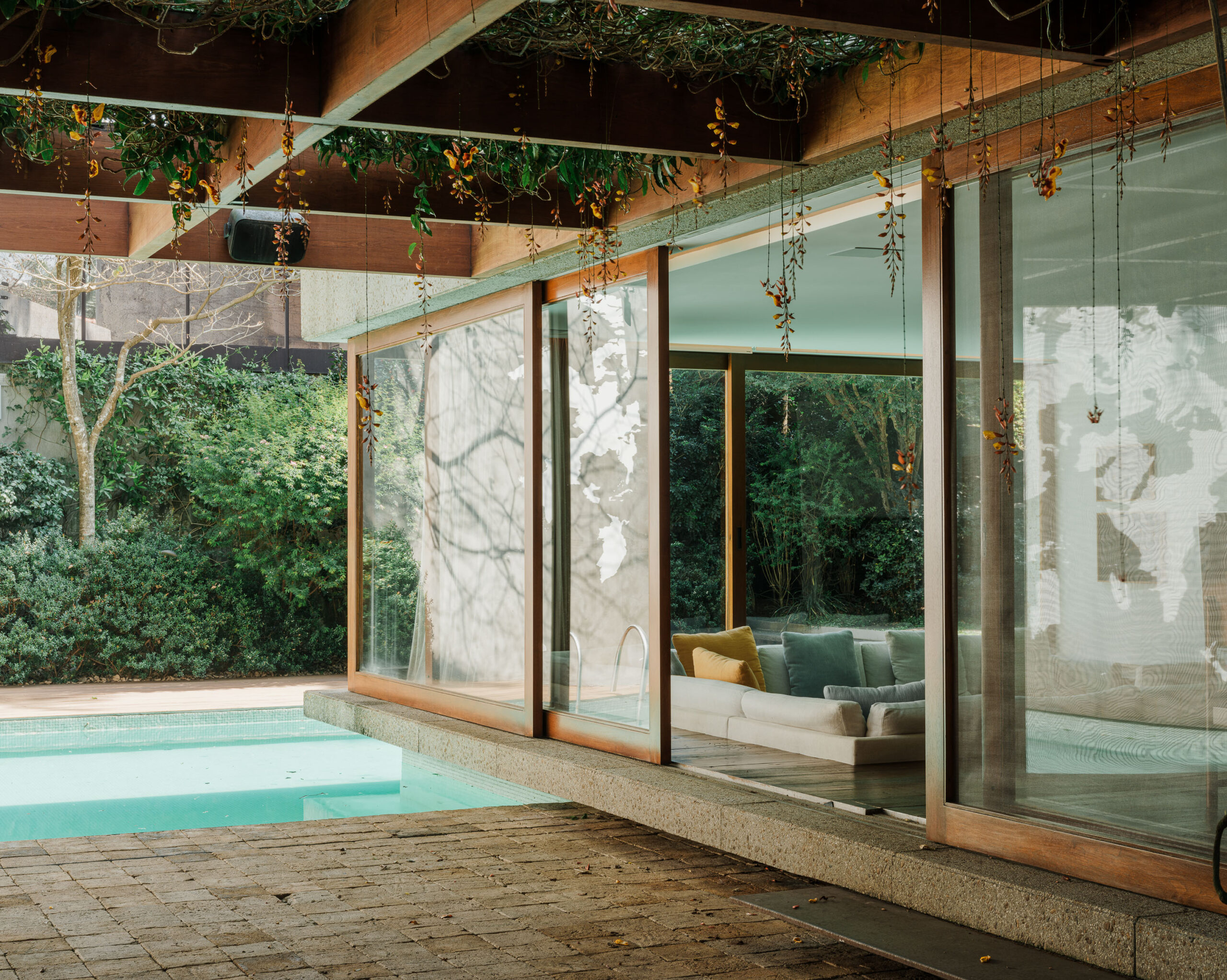 Landscaping of the Brown House in São Paulo, by Rodrigo Oliveira. Architecture by Isay Weinfeld.