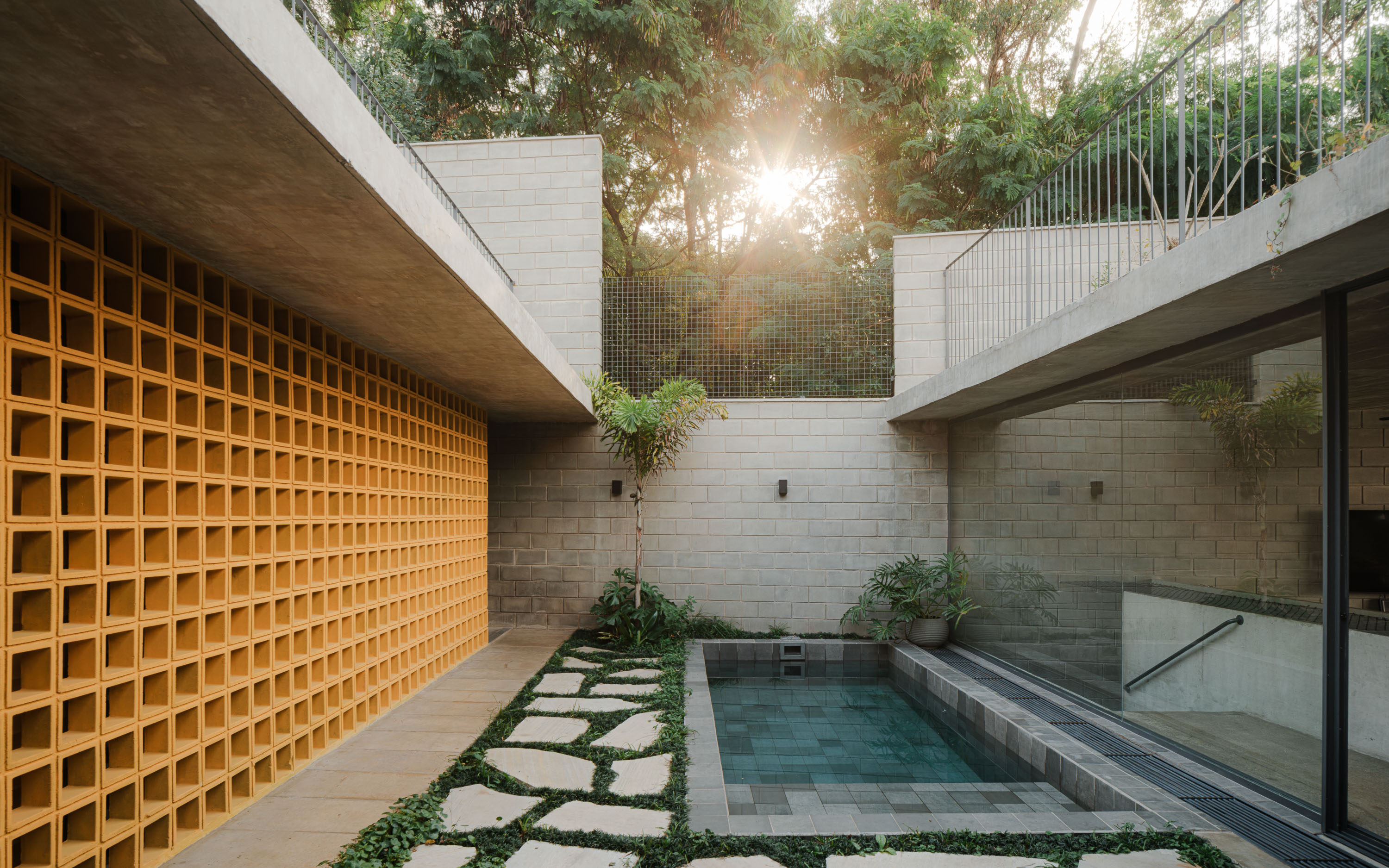 Camburiú House in São Paulo, by Terra e Tuma Arquitetos